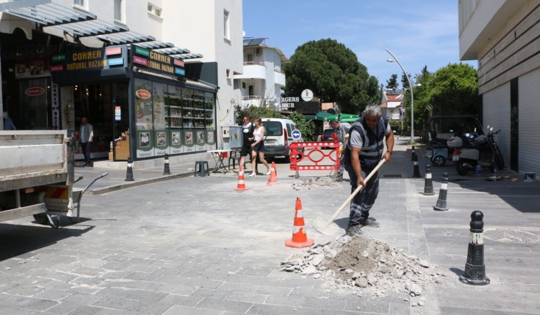 Büyükşehir ekiplerinden Kemer Liman Caddesi’nde çalışma (3)