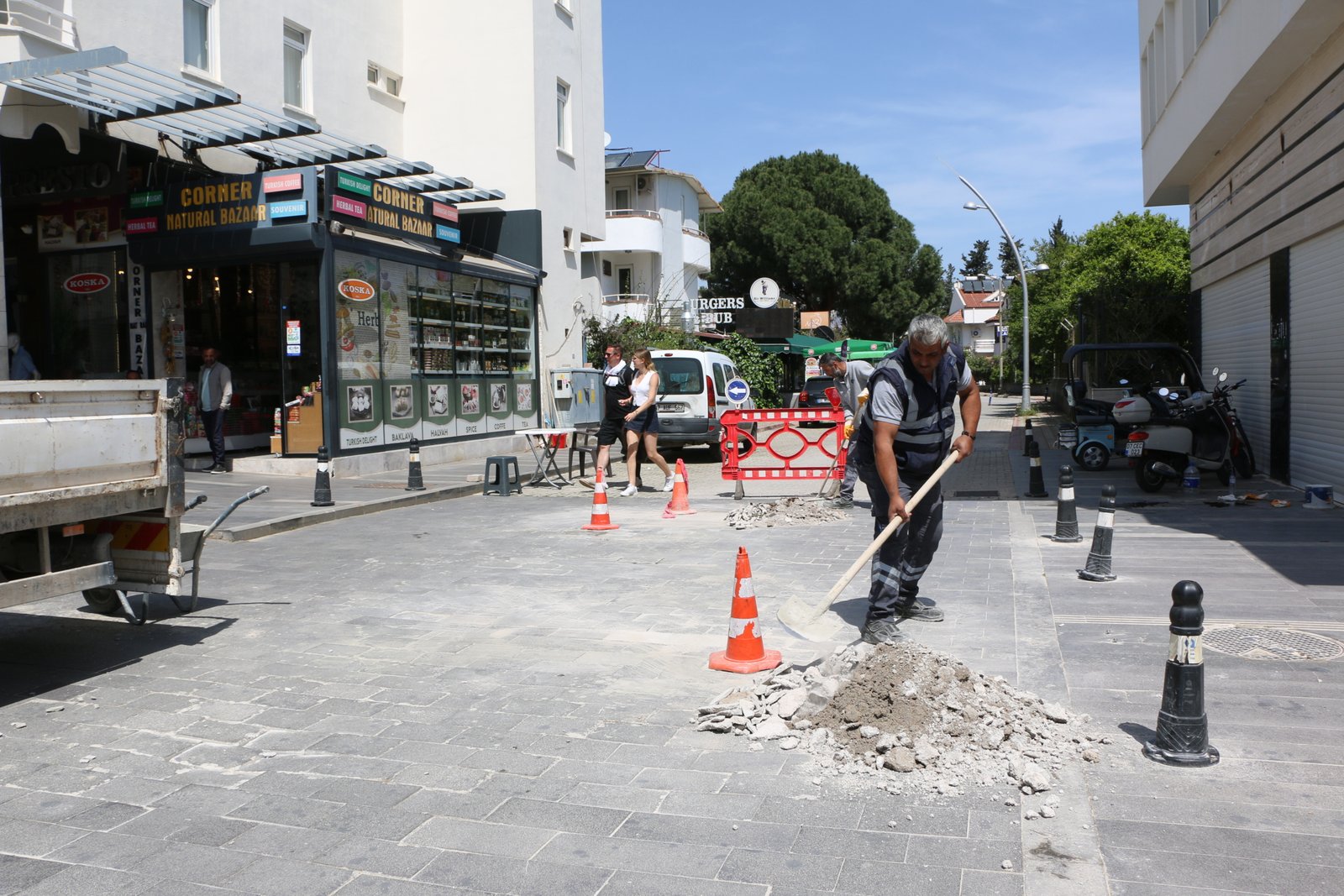 Büyükşehir ekiplerinden Kemer Liman Caddesi’nde çalışma (3)